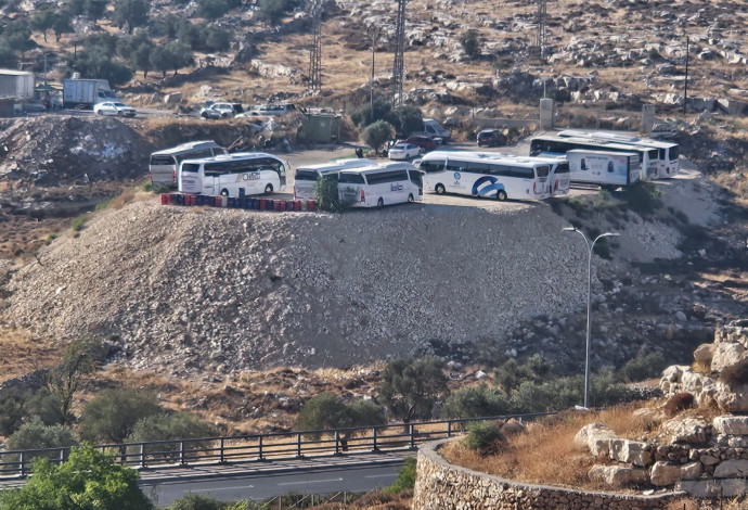 חניון האוטובוסים הפיראטי ששולט על מחלף בן ציון נתניהו (צילום:  תנועת רגבים)