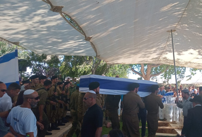 אבל כבד בדימונה: החל מסע ההלוויה של חלל צה"ל אסף זמיר ז"ל (צילום:  דן בוניבידה חדשות הדרום 24)