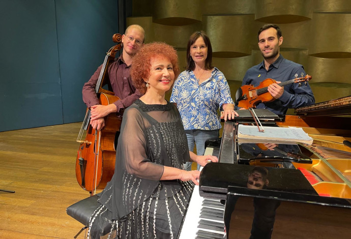 אסתרית בלצן ונורית הירש (צילום:  מוישיק לינדן)