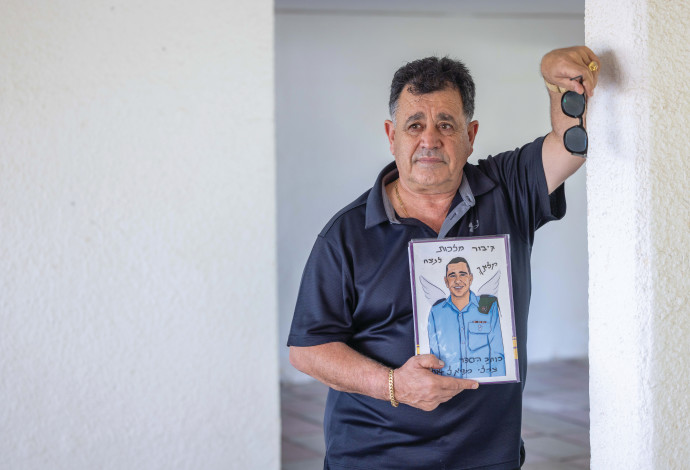 איציק מויאל עם הספר שהוציא לזכר אחיו, “צעד אחרון קדימה”  (צילום:  יוסי אלוני)