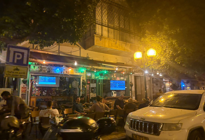 חיי הלילה המוקדמים של גבעתיים (צילום:  מאיה כהן)