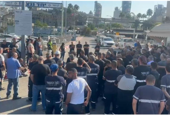 ועד עובדי מפעל המלט "נשר" ברמלה חוסמים את עובדי הקבלן (צילום:  ועד העובדים של מפעל "נשר")