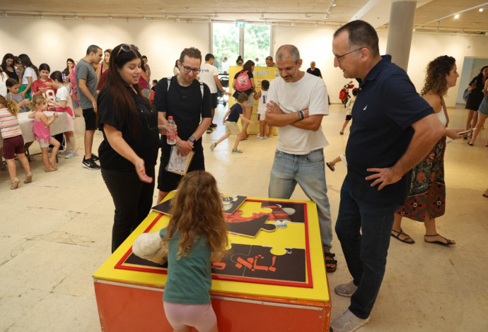 רן קוניק וסיגל שפיץ טולדנו באירוע שלום כיתה א (צילום:  עיריית גבעתיים)