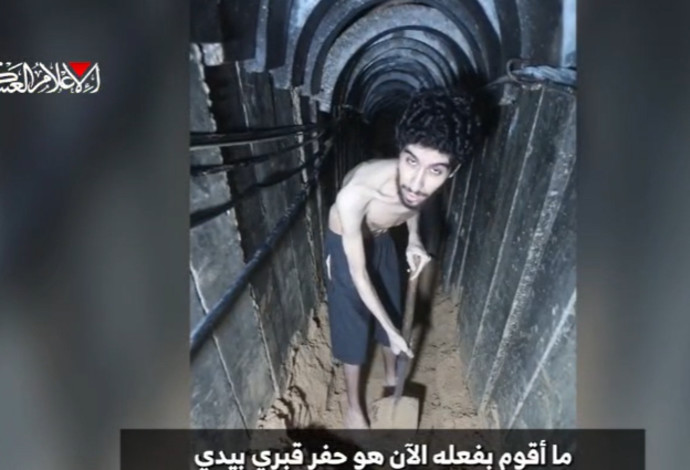 Eviatar David, kidnappé, creuse sa propre tombe dans la vidéo « Signe de vie » diffusée par le Hamas (Photo : Siège des familles des personnes kidnappées)