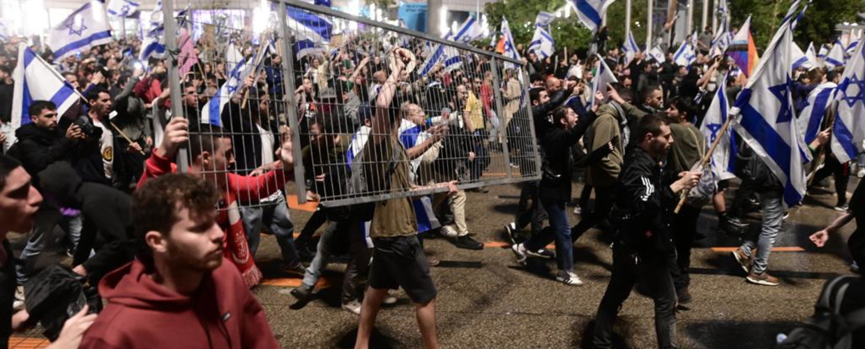 מפגינים נגד הרפורמה בתל אביב