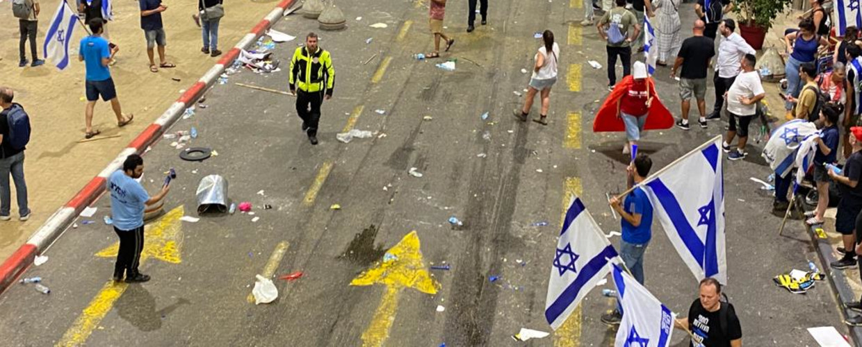 שוטרים מפנים מפגינים שחוסמים את הכביש מול טרמינל 3 בנתב"ג