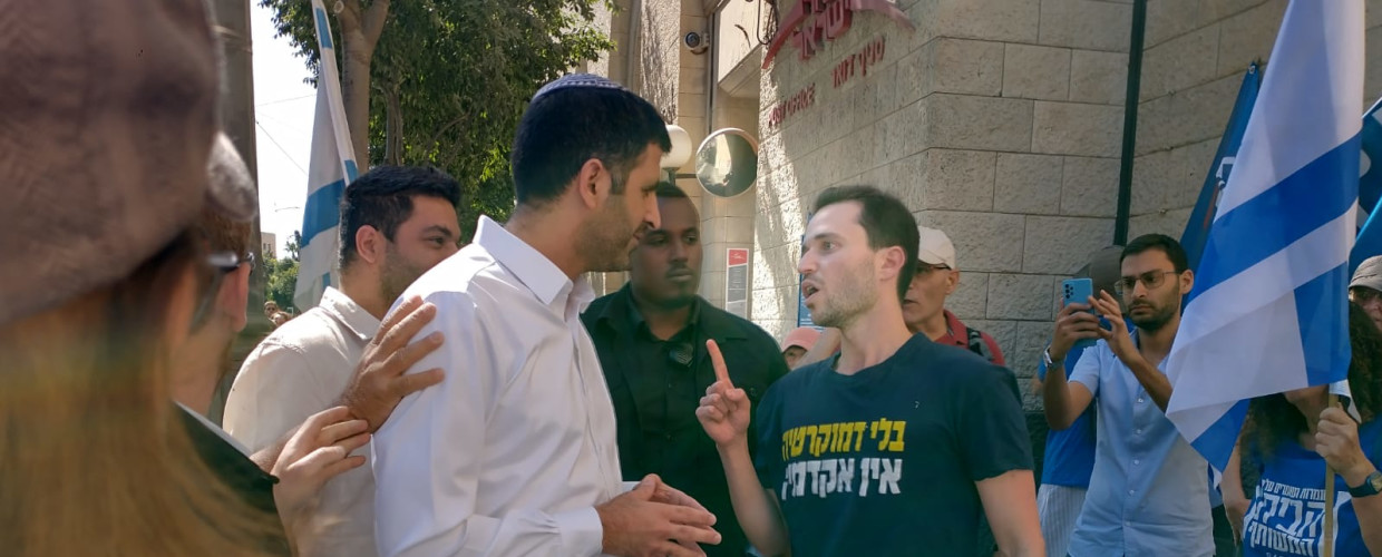 שלמה קרעי ומפגינים נגד הרפורמה המשפטית