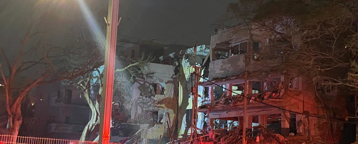 כוחות הביטחון וההצלה בזירה בה פגע טיל איראני