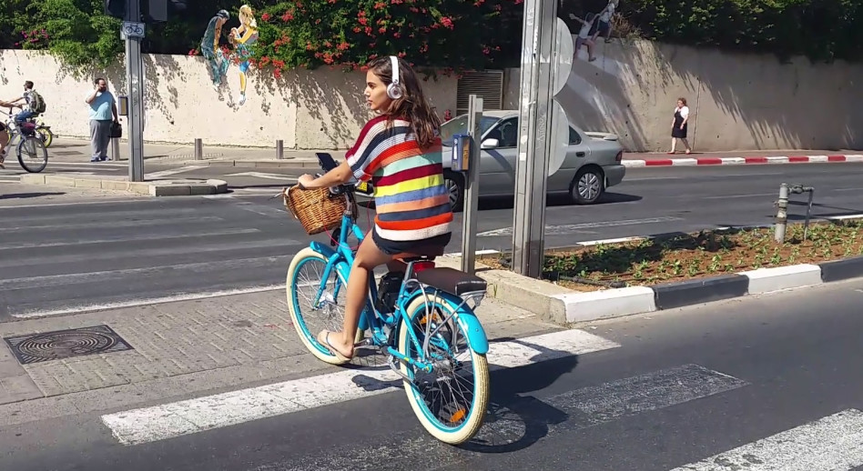 שלומית מלכה רוכבת בסטייל ברחובות תל אביב | TMI
