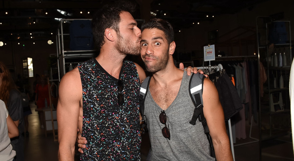 גל אמיתי מחלק נשיקות באירוע גברי | TMI