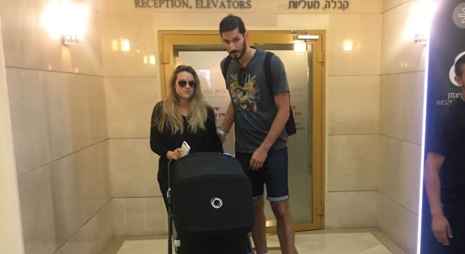 עומרי כספי ואשתו השתחררו מבית החולים עם הבייבי | TMI