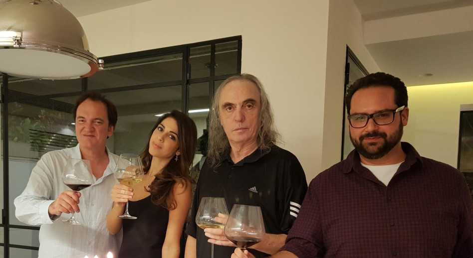 צביקה פיק מדליק נרות עם קוונטין טרנטינו