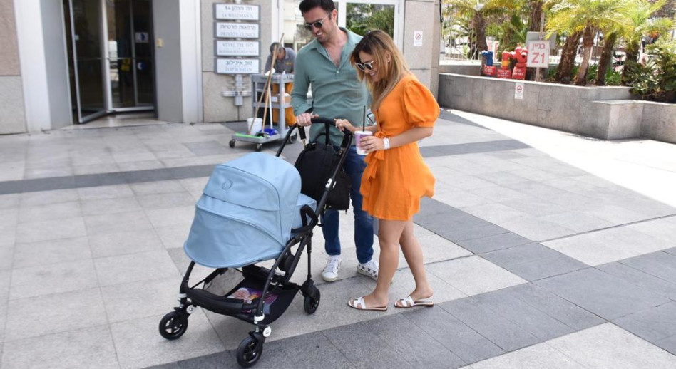 מור סילבר ובעלה מחוץ לבית החולים איכילוב