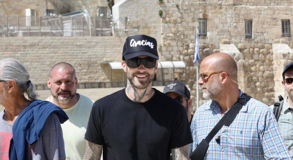 אדם לוין, סולן להקת Maroon 5, בביקורו בכותל (צילום: מרק ישראל סלם)