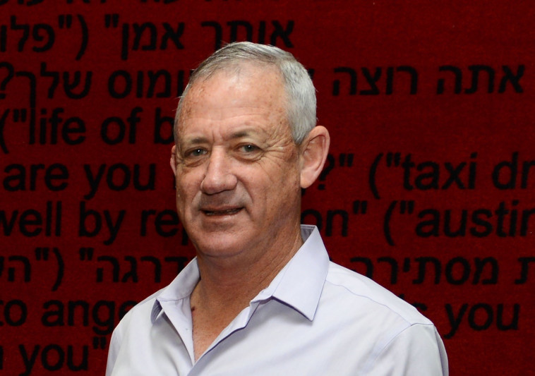 בני גנץ מקיים את פגישות ההתייעצויות בזולה מיוחדת בנמל יפו Tmi