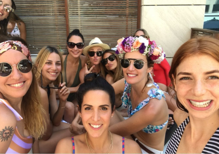 גל גדות במסיבת הפתעה עם החברות. צפו בתמונות בלעדיות | TMI
