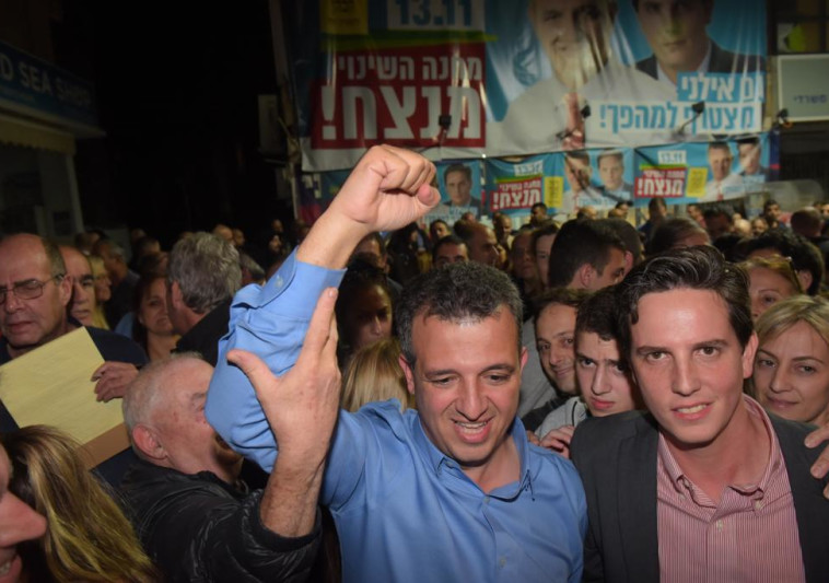 כרמל שאמה הכהן קבלנים תפסו אותי ביציאה מהחדר מעריב