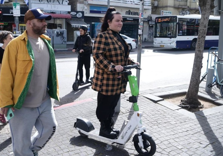 where is the helmet Neta Barzilai was caught on a scooter without