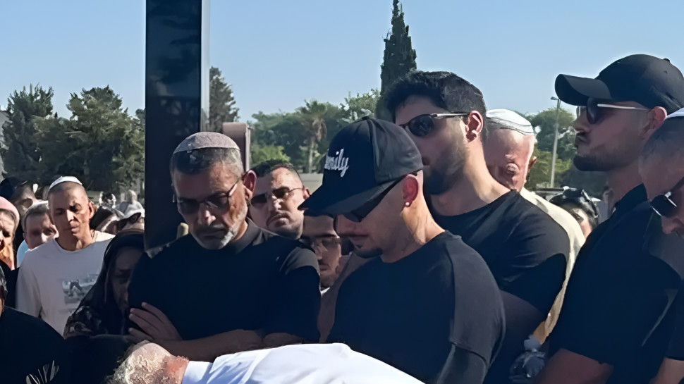 ארז איסקוב מלווה את סבתו בדרכה האחרונה (צילום: בתיה גלעדי)