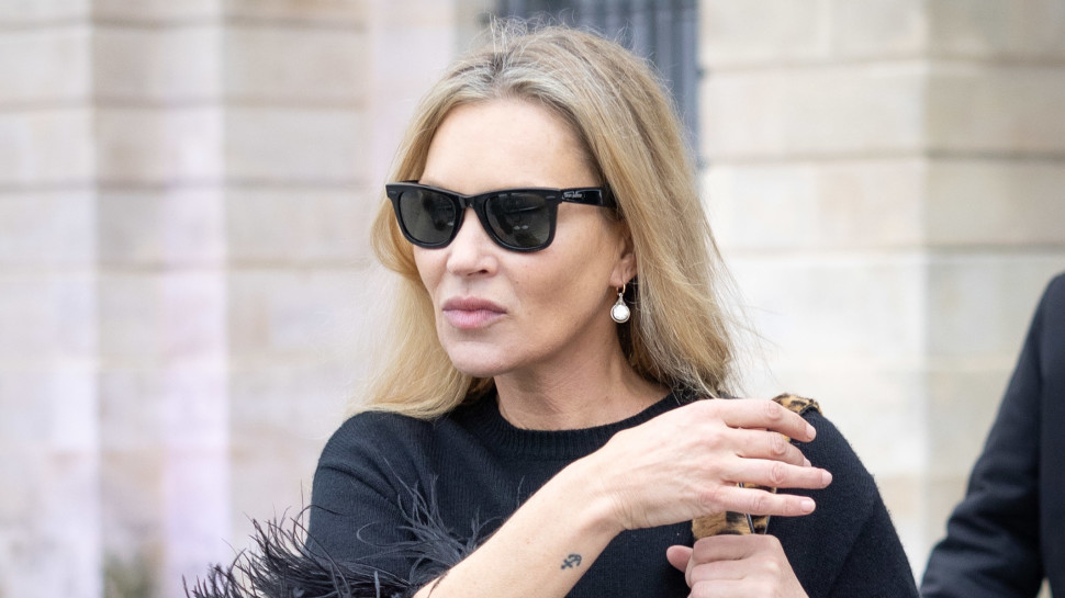 קייט מוס עם תיק מנומר (צילום:  Arnold Jerocki/Getty Images)