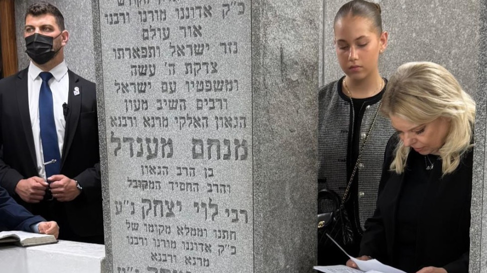 שרה נתניהו בקברו של הרבי מלובביץ' (צילום: צילום מסך אינסטגרם)