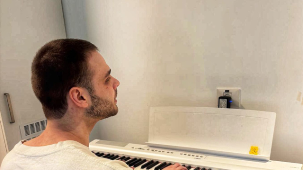 שורד השבי אלון אהל מנגן בפסנתר בבית החולים (צילום: צילום מסך אינסטגרם)