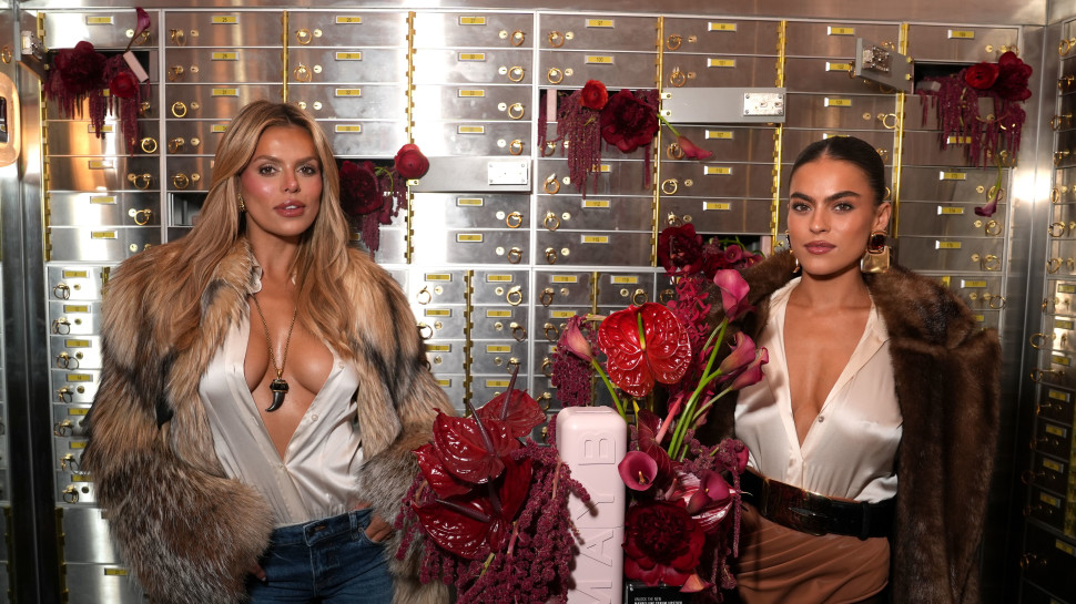 ברוק נאדר ואחותה (צילום: Presley Ann/Getty Images for Maybelline New York)