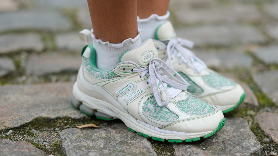 סניקרס של ניו בלאנס (צילום: GettyImages, Edward Berthelot/Getty Images)