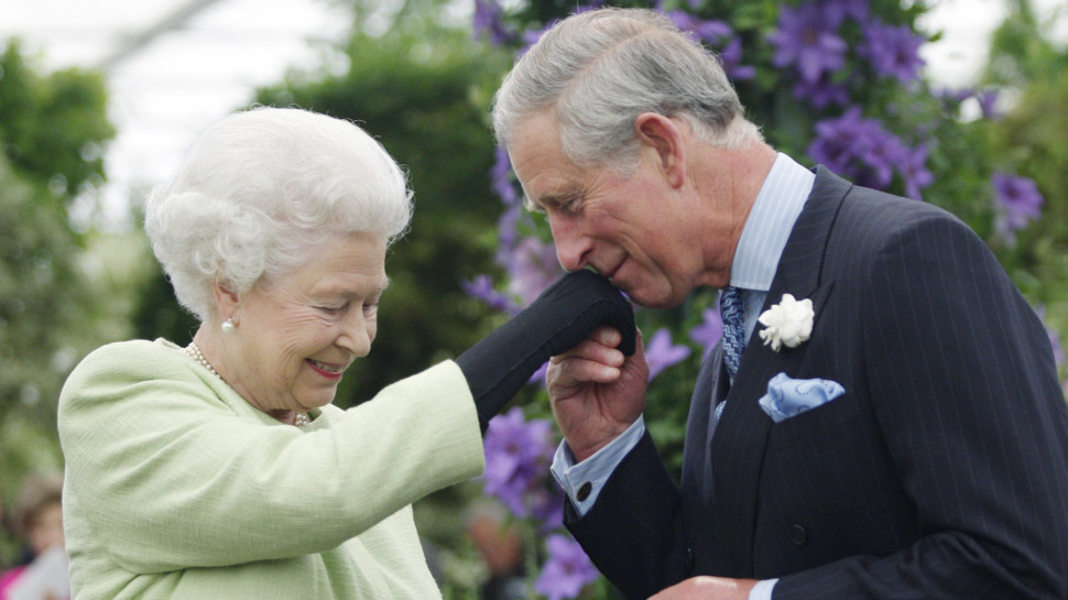 המלך צ'ארלס השלישי ואימו המלכה אליזבת (צילום: Sang Tan/WPA Pool/Getty Images)
