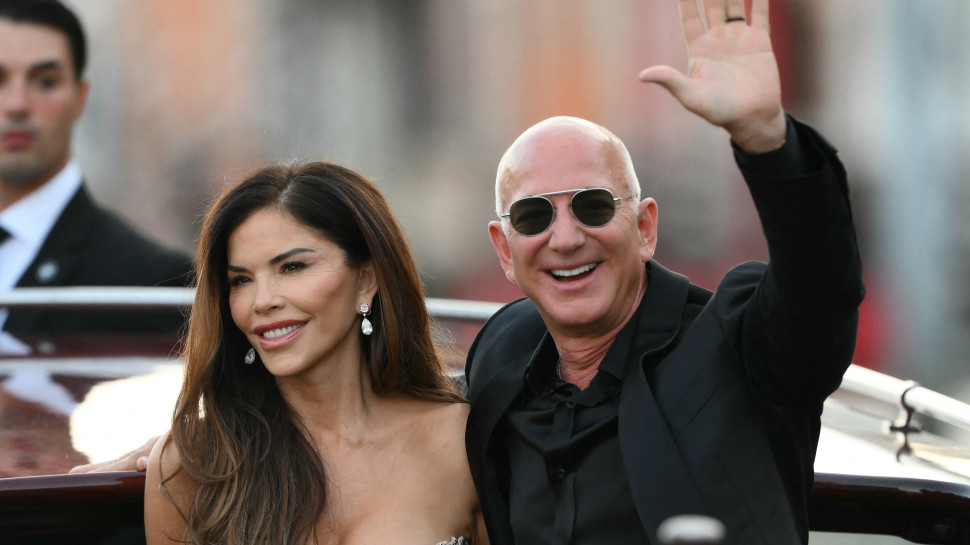 ג'ף בזוס ולורן סנצ'ז (צילום: MARCO BERTORELLO/AFP via Getty Images)