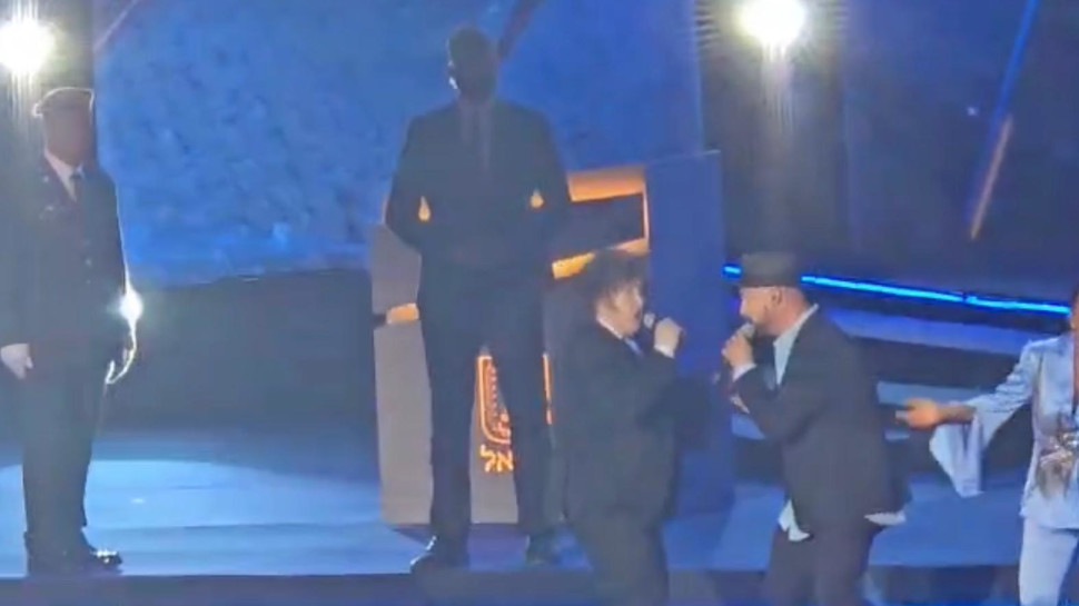 נשיא ארגנטינה חאבייר מיליי שר בחזרה הגנרלית לטקס יום העצמאות (צילום: שימוש לפי סעיף 27א')