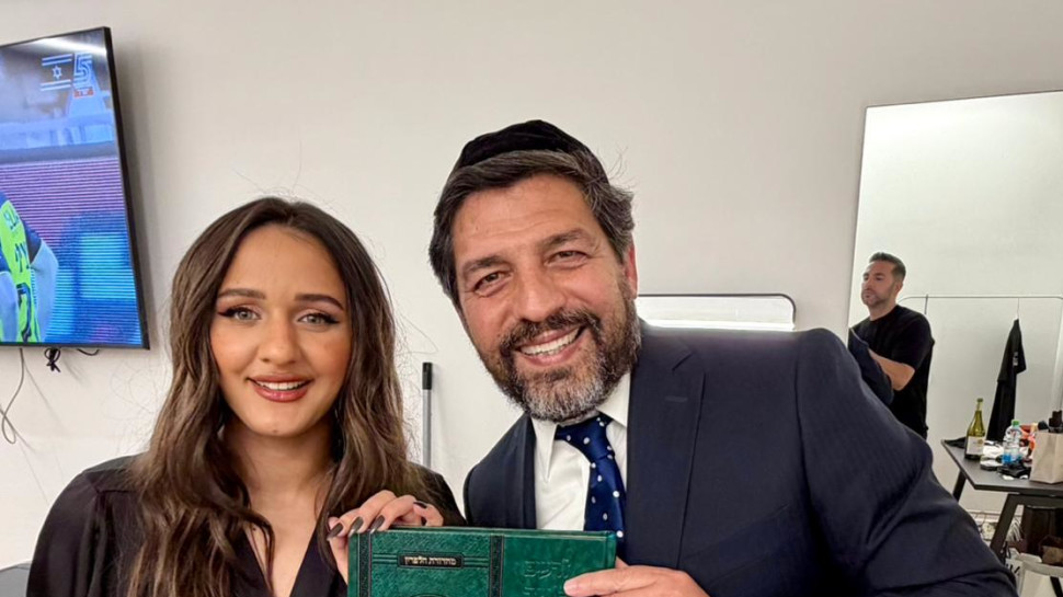 רב הסלבס מרדכי חסידים עשה לזמרת עדן בן זקן הבדלה לפני ההופעה במנורה (צילום: פרטי)