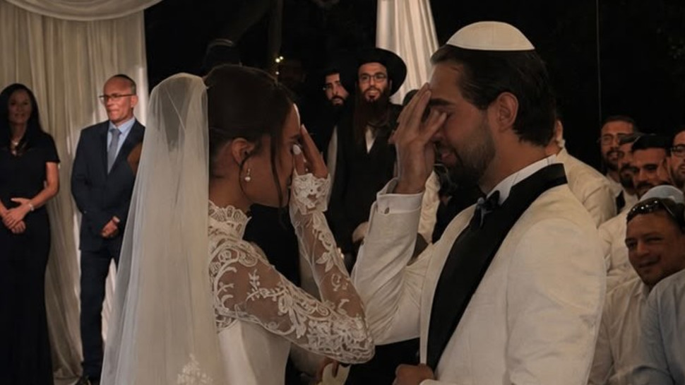 נמסנו: עומר חזן ושובל חזיזה ברגע החתונה (צילום: פרטי)