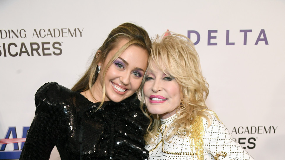 מיילי סיירוס ודולי פרטון, 2019 (צילום: Kevin Mazur/Getty Images for The Recording Academy)