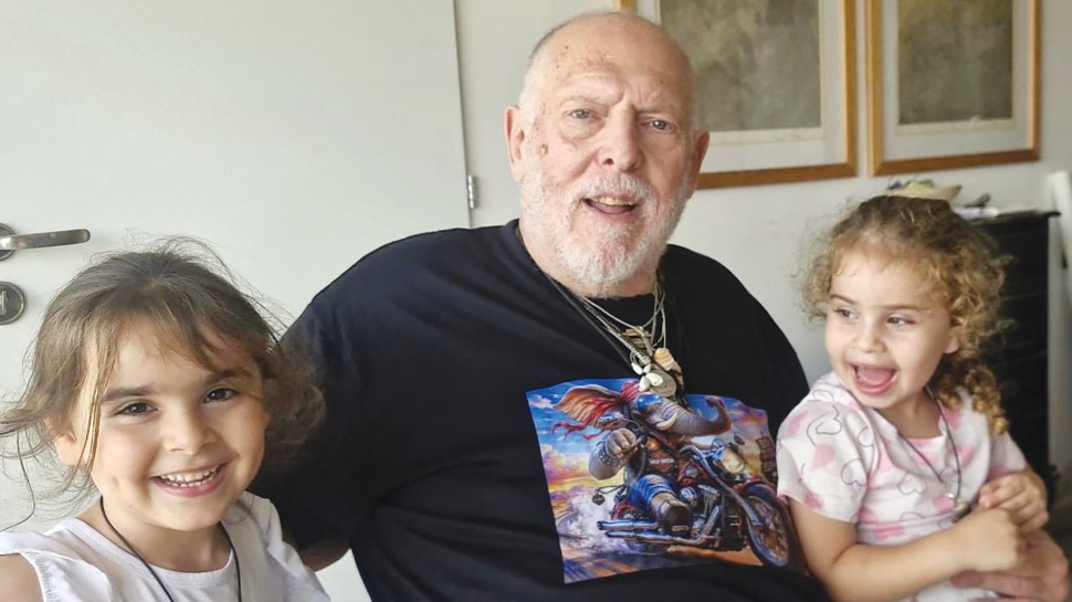 רוני ליבוביץ והנכדות (צילום: פרטי)