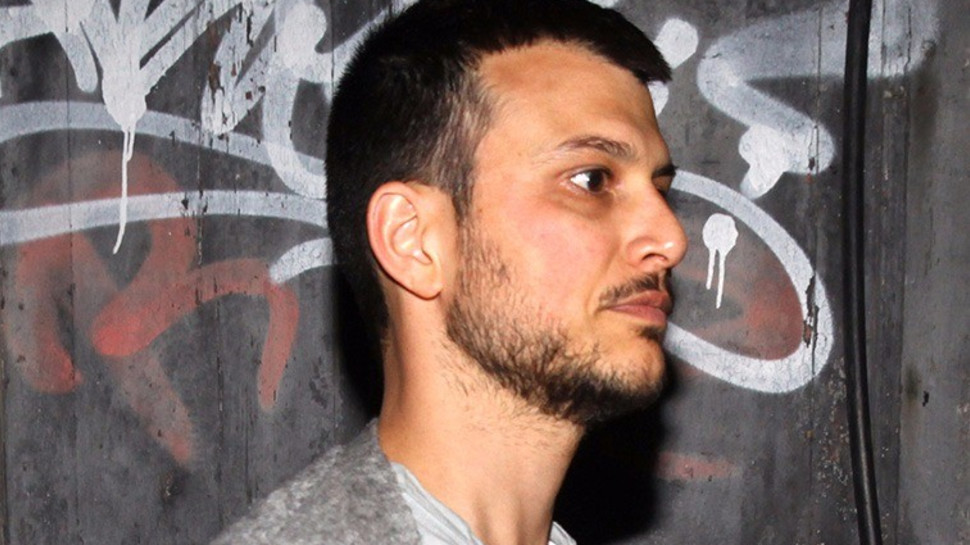 אסי עזר (צילום: סטודיו לם וליץ)