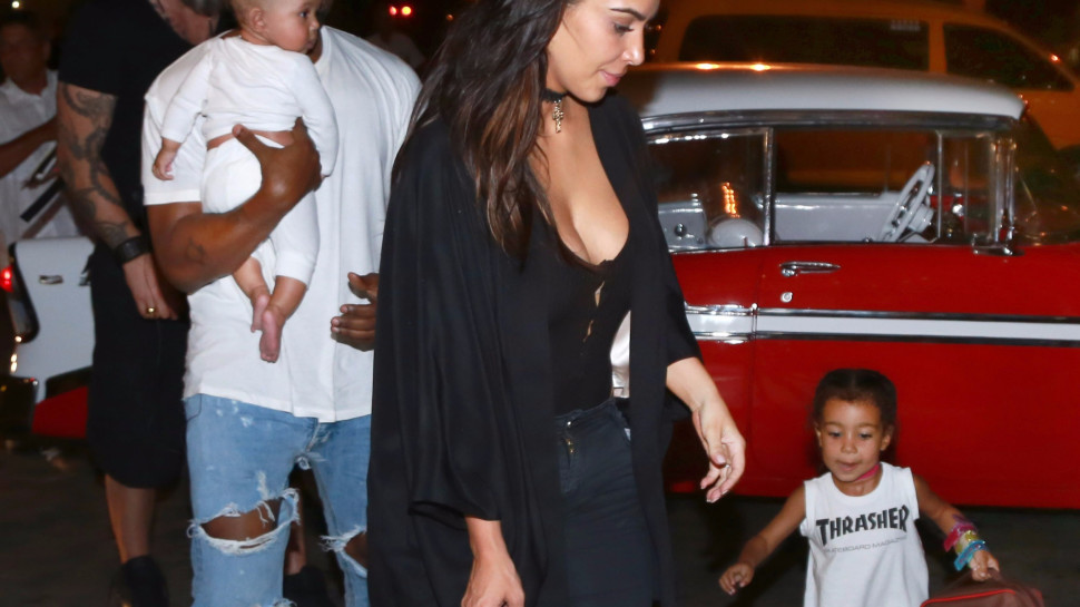 קים קרדשיאן עם קניה, נורת' וסיינט ווסט (צילום: Splashnews)