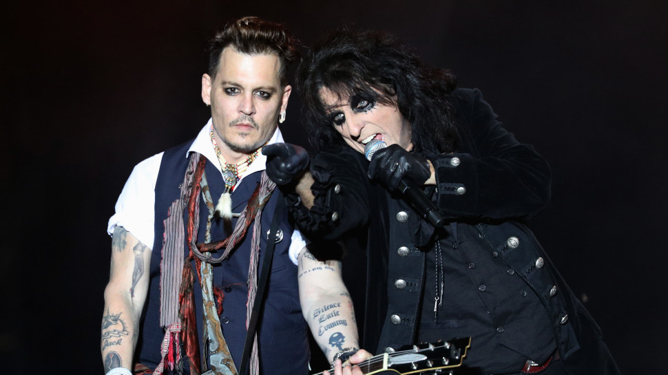 ג'וני דפ עם להקת הוליווד וומפיירז (צילום: Getty images)