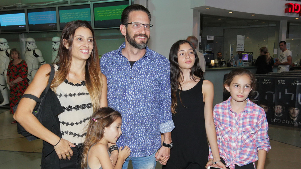 גורי אלפי ומשפחתו (צילום: שוקה כהן)