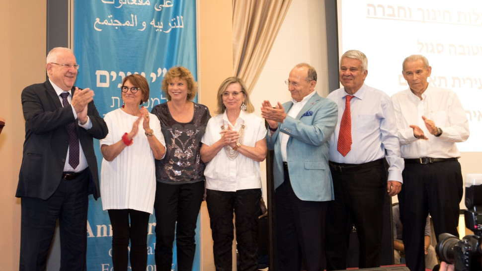 הנשיא ריבלין ומייסדי עמותת מפעלות (צילום: שוקו)