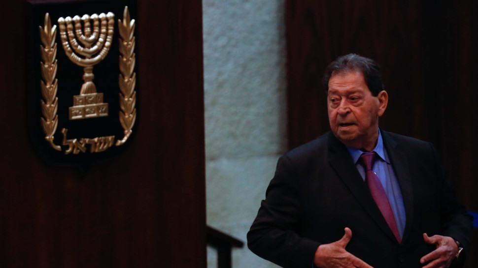 בנימין פואד בן אליעזר בהצבעה על נשיאות המדינה (צילום: יונתן זינדל, פלאש 90)