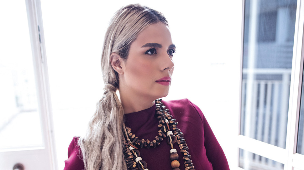 שמלה כחולצה: טלי אימבר חצאית: AYE תכשיטים: עדיים מגפונים: קמדן אנד שוז, מעצבי אופנה כחול־לבן, לירז אסייג (צילום: פזית עוז)