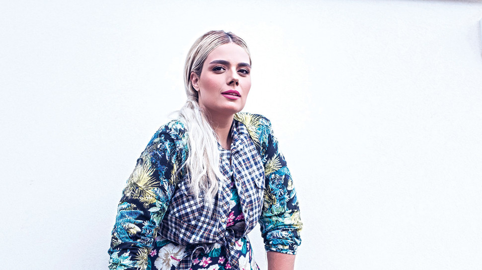 שמלה ושרוולון: NUMA חולצה משובצת וחצאית טול: טליה מגפונים: קמדן אנד שוז, מעצבי אופנה כחול־לבן, לירז אסייג (צילום: פזית עוז)