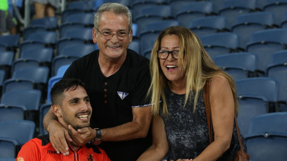 אלמוג בוזגלו, אביו יעקב ואמו (צילום: ערן לוף)