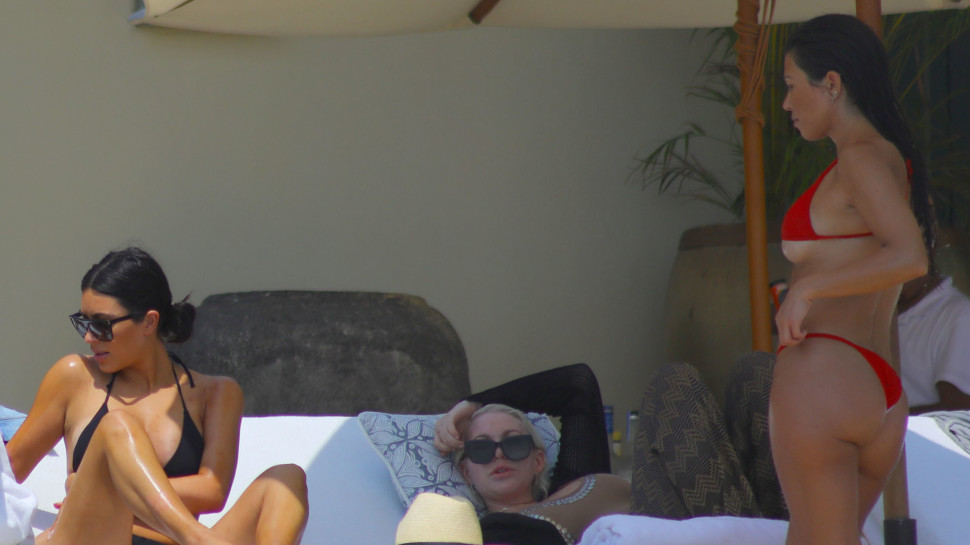 קים קרדשאין, קורטני קרדשיאן (צילום: Splashnews)