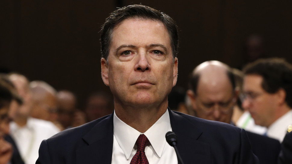 ג'יימס קומי על שולחן העדים (צילום: רויטרס)