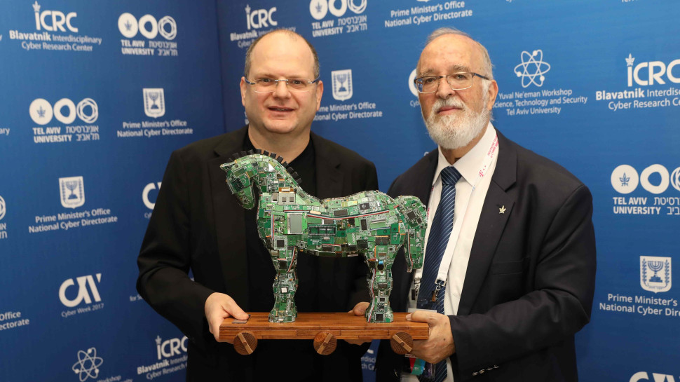 יצחק בן ישראל וגיל שוויד (צילום: חן גלילי)