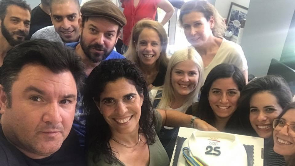 יעל ארד, שרון למברגר והחוגגים (צילום: צילום פרטי)