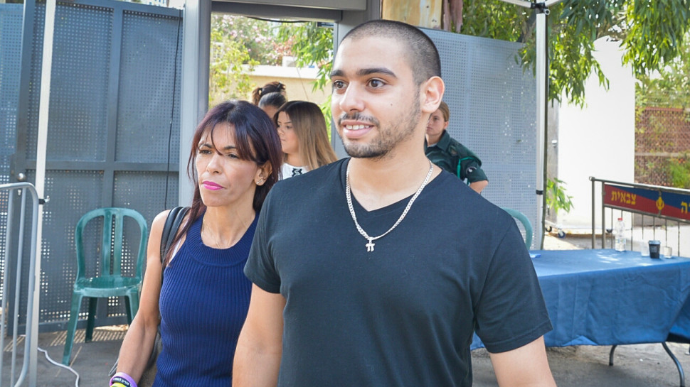 אלאור אזריה ואמו מגיעים לדיון (צילום: רועי אלימה, פלאש 90)