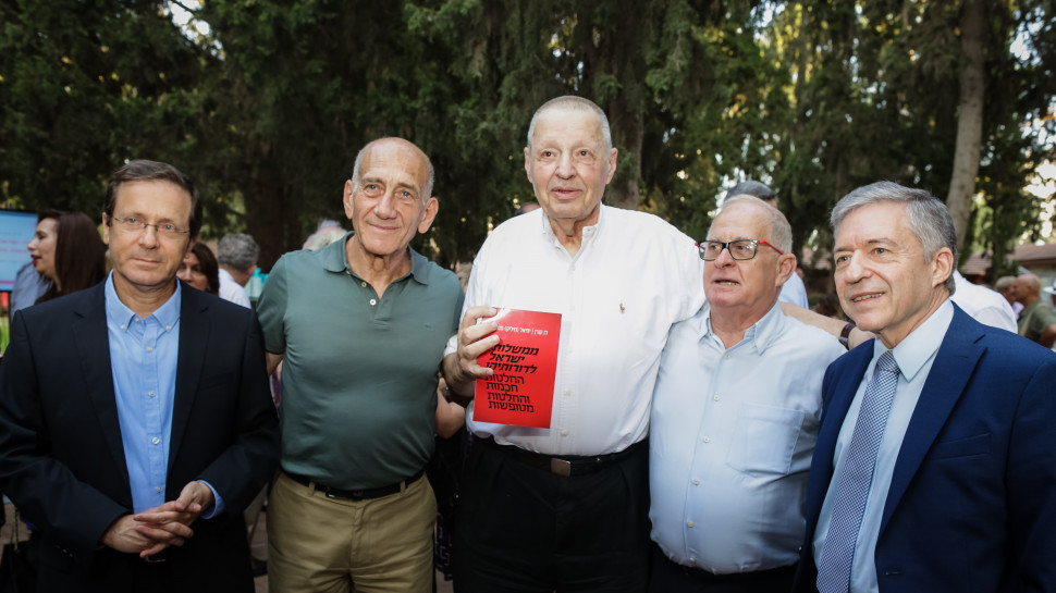 יוסי ביילין, דן קורן, חיליק גוטמן, אהוד אולמרט ויצחק (בוז׳י) הרצוג (צילום: עדי כהן צדק)